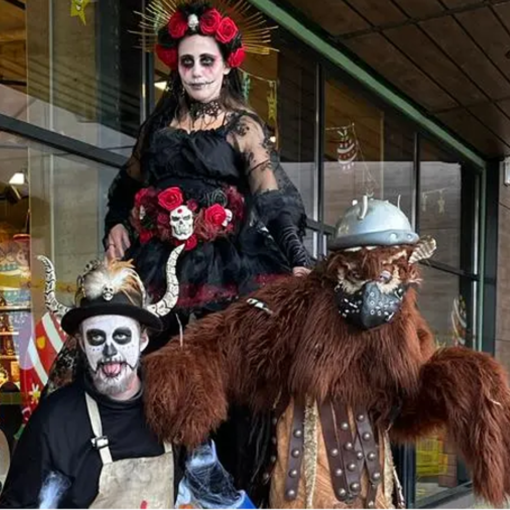 Parade créatures halloween effrayantes avec artistes et perforées